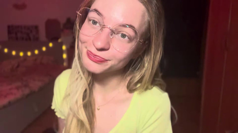Goddess_Bella_Rae: Pourquoi les hommes s’endettent pour des brats sexy en ligne