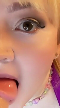 Schizzi dildo esplode in faccia