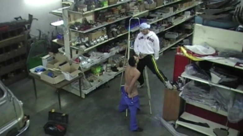 Gaybareback: Etero viene ciucciato e scopato in un garage