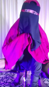 Travestit arab se fute cu un vibrator