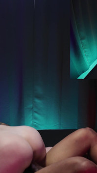 Lil Eva Nyx neemt een diepe creampie