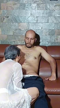 Šukám tvoji nevlastní sestru poté, co jsem sledovala televizi ve vašem domě, ona mě tak dobře vysaje.