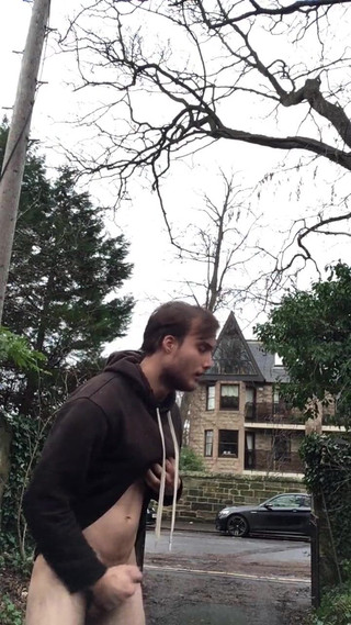 Sexy guy nude: Masturbuje na veřejnosti!