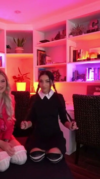 Wednesday Addams a její nejlepší kamarádka používají k orgasmu několik hraček