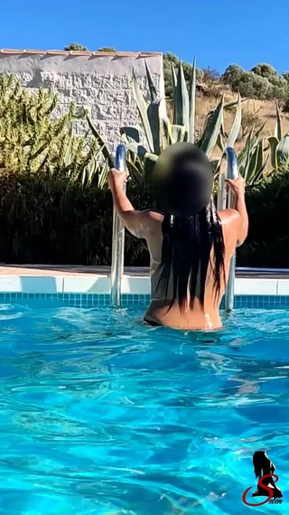 Selen Sweet: Selen Sweet - MILF with Big Ass in the Pool