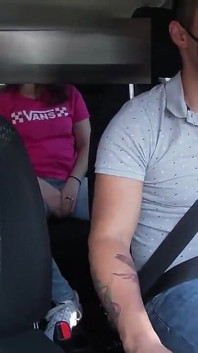 Schönes junges mädchen masturbiert in meinem Uber und weiß nicht, dass ich sie aufgenommen habe