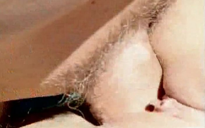 Vintage Babes: Muhteşem sarışın hatunla havuz kenarında sert sikişiyor