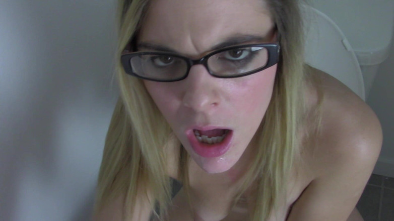 Fuzzy peach productions: Banheiro provoca boquete com Kendra Lynn