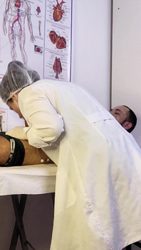 Il paziente diventa rigido davanti all'infermiera durante l'esame