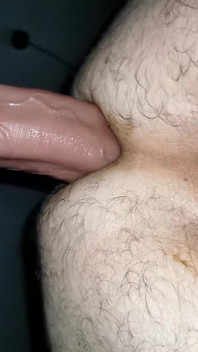 Macchina del sesso mi scopa il culo in profondità con un enorme dildo