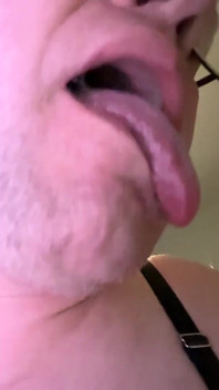 Cross gay vistiéndose loco por ella