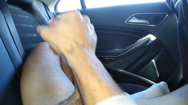 Elvissc: Bonita masturbación de gran polla en coche hasta jugoso dulce...