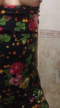 Pussy Und Arsch Masturbation in Badezimmer