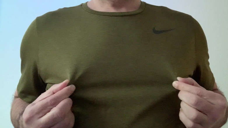 GayBear: Travail des seins / người đàn ông chơi với núm vú của mình