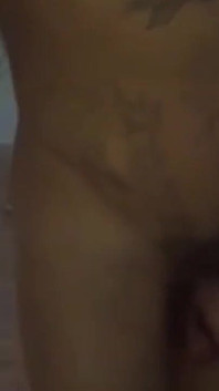 Giovane shemale bellissima e calda che dona il suo culo ai tatuati dotati