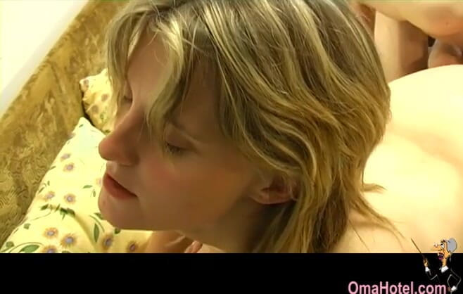 Old Nanny: Oma Hotel-Margothと彼女の若いカップルに厄介な3someおばあちゃんファック