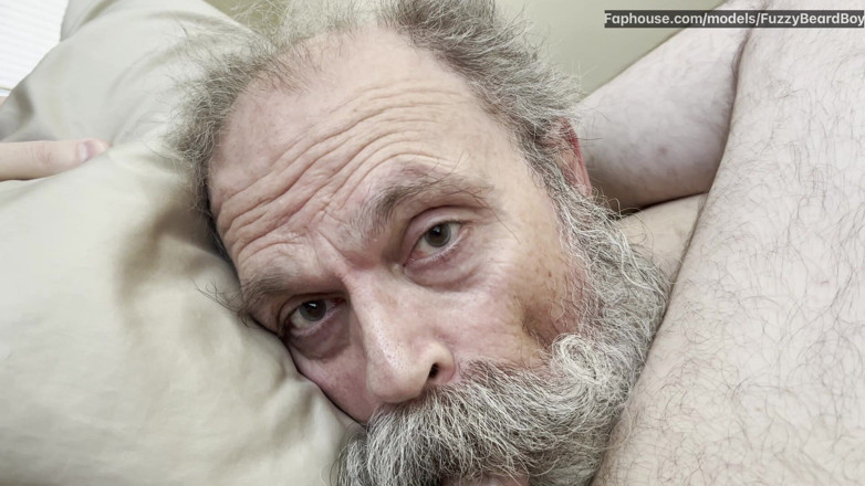 FuzzyBeardBoy: Starý vousatý čurák bere obrovskou nálož přímo do své kundičky