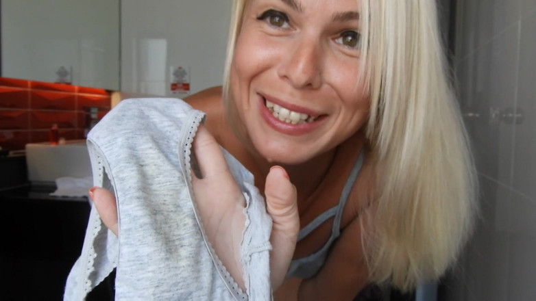 MissAnja_FH: Desperately Have to Pee no Hotel