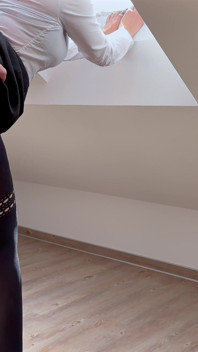 Un patron éjacule debout en levrette dans des collants de la secrétaire - salope d’affaires