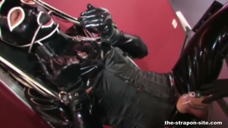 Amator Media: Baisée dans la chasteté (pegging en latex avec gode ceinture)