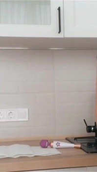 Cewek sange ini lagi asis sendirian di dapur