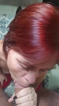 Rudowłosa kamkurwa udowadnia, że jest królową głębokiego gardła