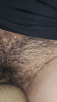 소파를 공유하는 새엄마와 배다른 아들