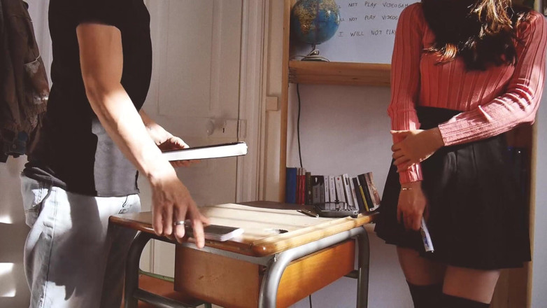Madelaine_Rousset: Le doy una mamada al profesor para recuperar mi Nintendo...