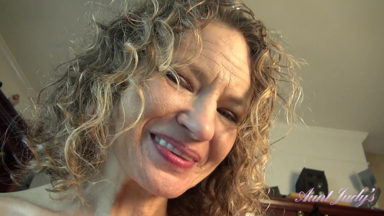 Aunt Judy's: Mătușa ta vitregă matură excitată Tia îți suge pula cu vedere...