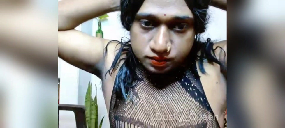 akhilzq: Las mujeres trans indias se paran en posición de perrito...