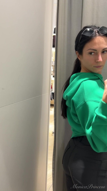 Princess Monica: Vyzkoušejte legíny a kalhoty, Škádlení prsou, Ukazování kundičky