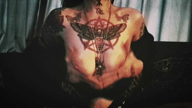 Gothcouple: Lagi asik mainin toketku yang bertato