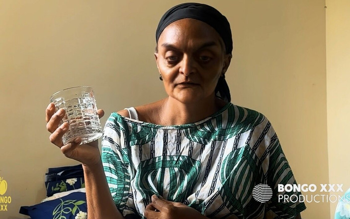 BongoXXX: 祖母が本を読んでいるふりをしながらアソコで遊んでいるのを見つけました