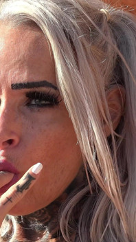 Nimfomană fit germană matură Sophie Logan cu multe tatuaje ridica pentru futai