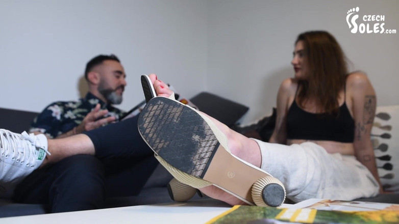 Czech Soles - foot fetish content: Voetaanbidding met hoge bogen in wachtkamer