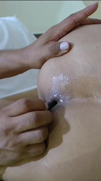 Se joacă cu curul meu cu vibratoare uriașe și ajunge să ejaculeze