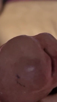 Gay liegt auf der Couch und spielt mit seinem großen Schwanz, während er auf mein nasses Loch wartet