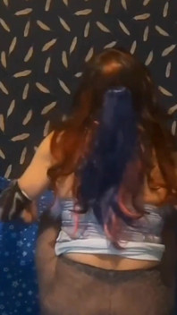 Aku lagi asik ngentot dildo ukuran raksasaku dengan gaun dolly favoritku dan stoking tembus panik