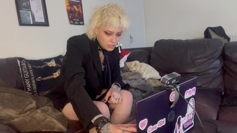 Glitterqueen1999: Гот має біль у серці та самовідвід, кпп