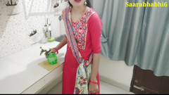 Saarabhabhi6: Ragazzo che consegna le pizze guardava dentro la porta della...