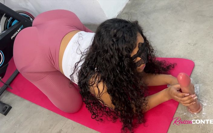 Raissa Conte: Leggings enfiadas na bunda grande sentada no grande consolo - Raissa...