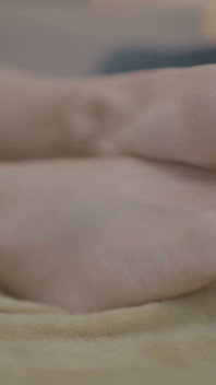 Une MILF blonde taquine avec ses pieds parfaits