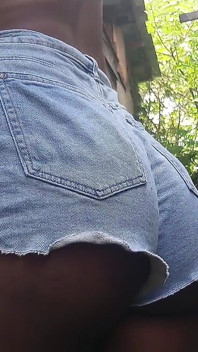 Sacudiendo mi culo meando en pantalones calientes
