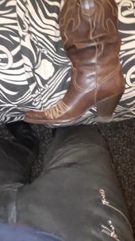 Vestido de couro e botas de cowboy