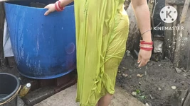 भारतीय गृहिणी नृत्य के साथ बाहर नहा रही है