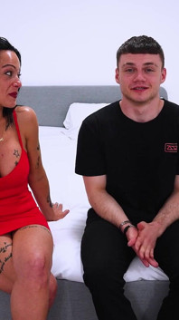 Maagdelijke kerel geniet van zijn allereerste seks met onze geile seksleraar Aura Rodriguez!!