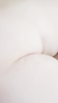 La coniglietta da neve culona mostra il suo grosso culo naturale
