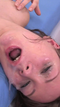 Miluje, když se s ní zachází jako s malou děvkou - teen deepthroat