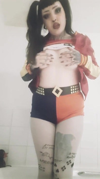 Peeing in Harley Quinn Cosplay!