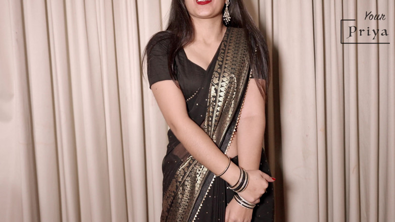 Your Priya: Heiße Priya in schwarzem sari zieht sich aus und masturbiert,...